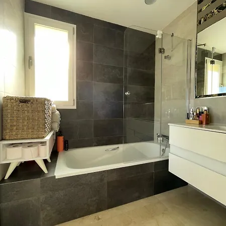 Holiday home Beautiful New & Pool Mountain View