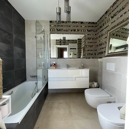 Holiday home Beautiful New & Pool Mountain View
